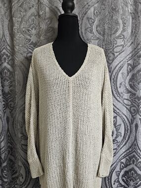 Universal Thread Cream V-Neck Knit Sweater